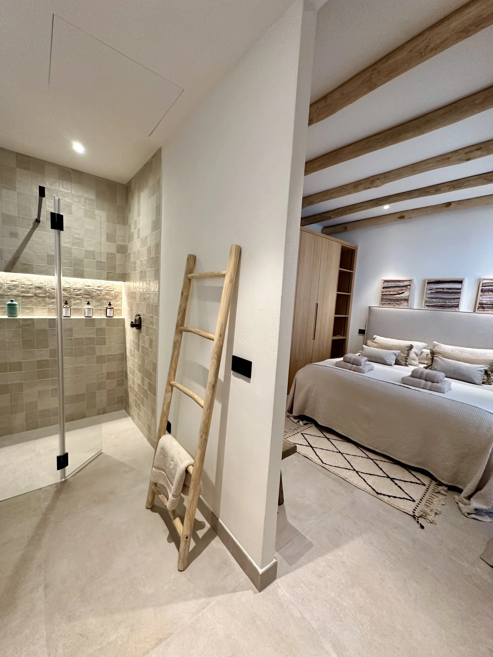 Dormitorio con cortinas lino — reforma