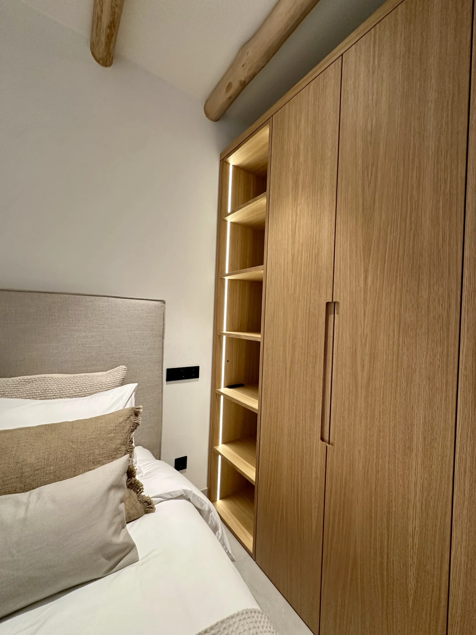 Cocina isla madera premium — reforma integral