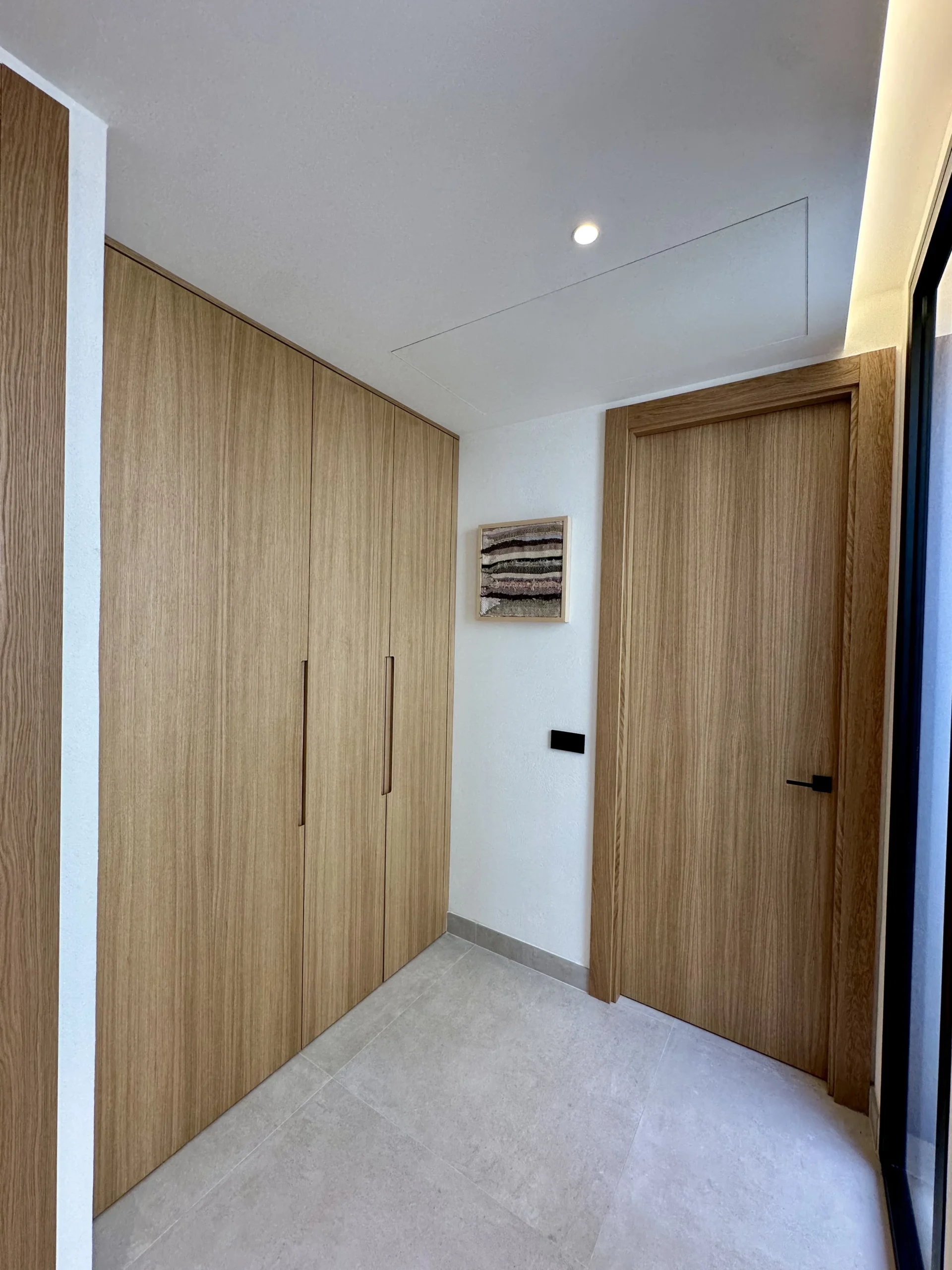 Pasillo con puerta azul vintage — reforma interior