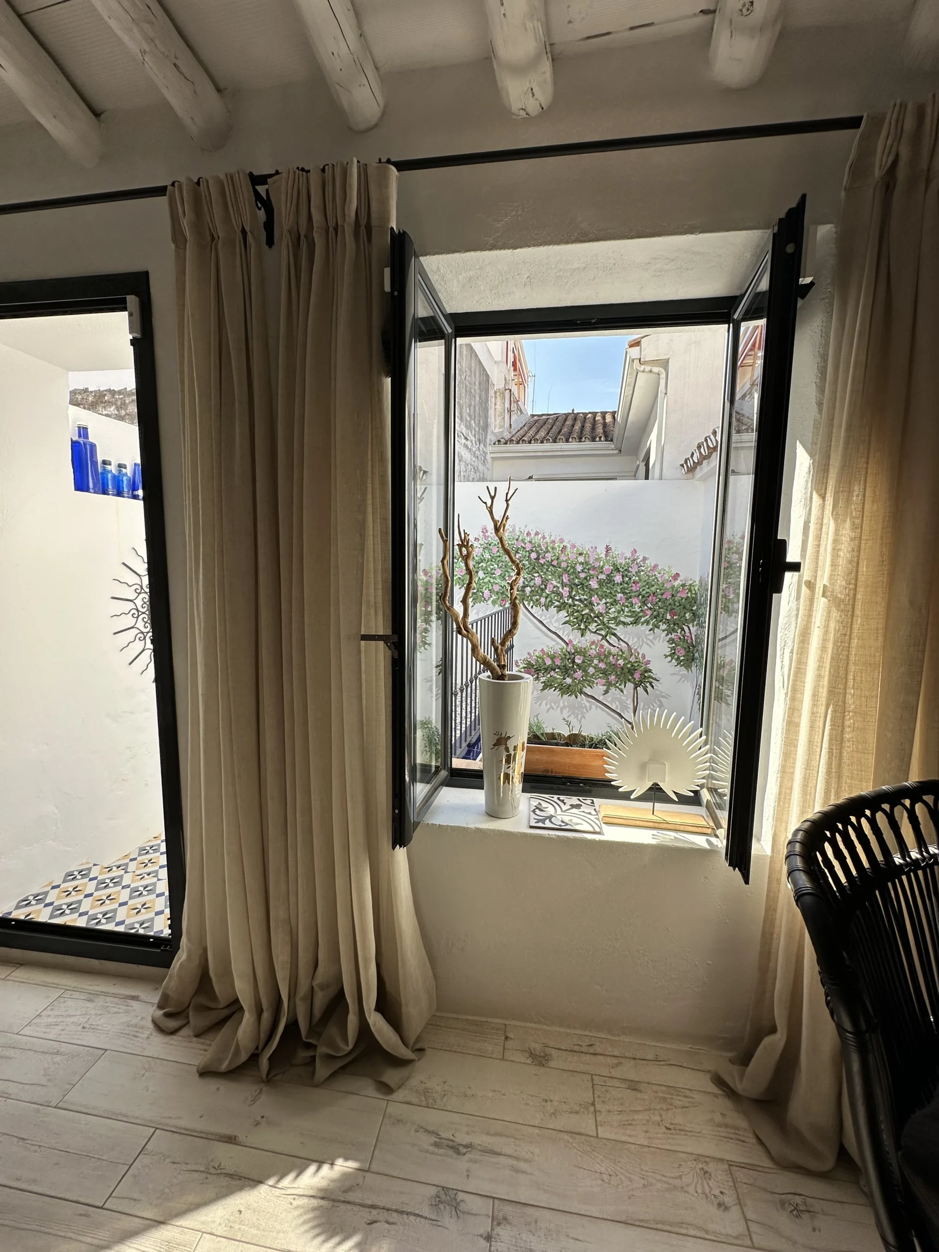 Dormitorio con puerta azul — reforma premium