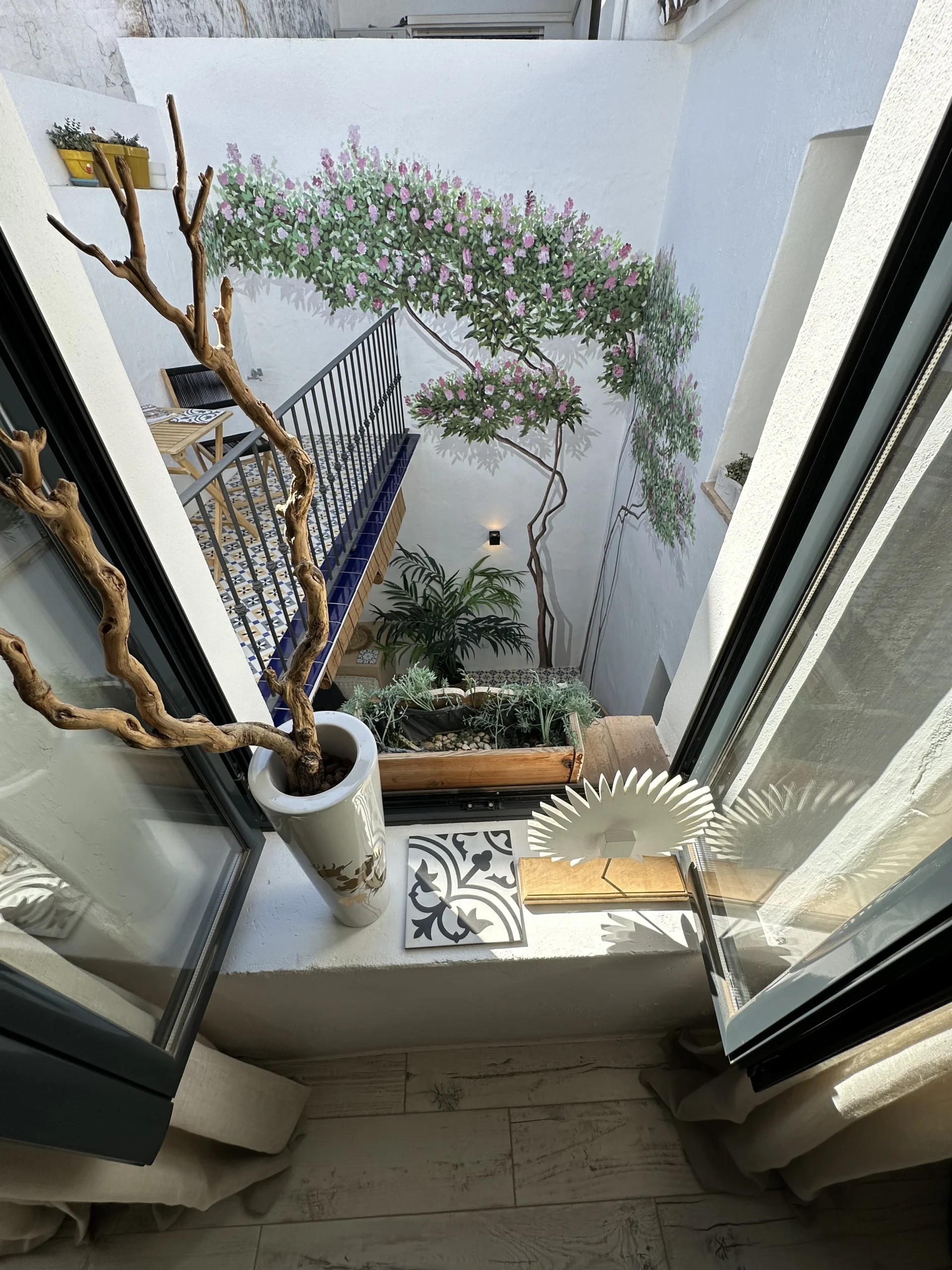 Puerta azul vintage — detalle reforma